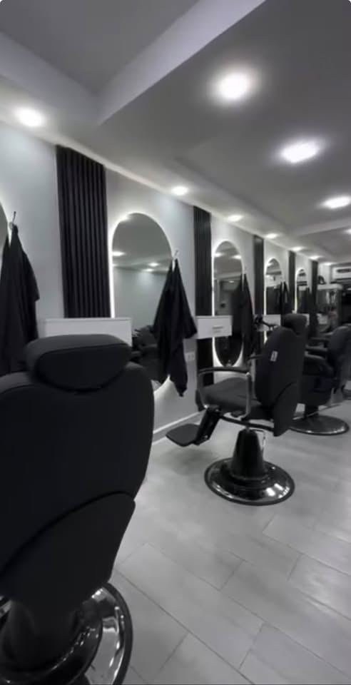 Intérieur du salon L'Empire Barber